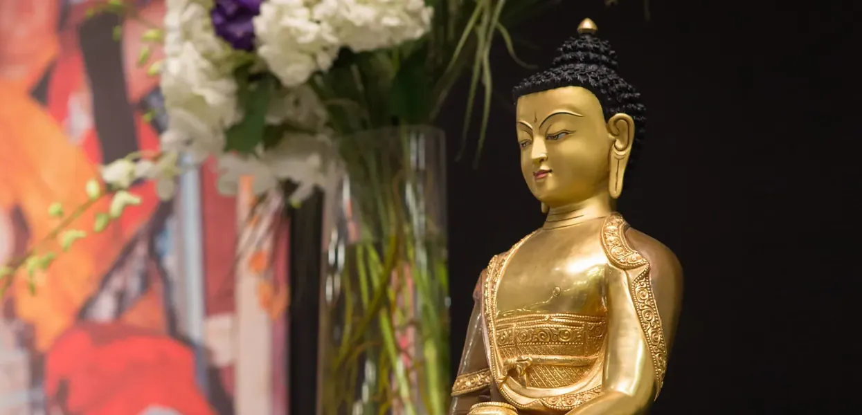 Estatua dorada de Buda en un centro de meditación budista
