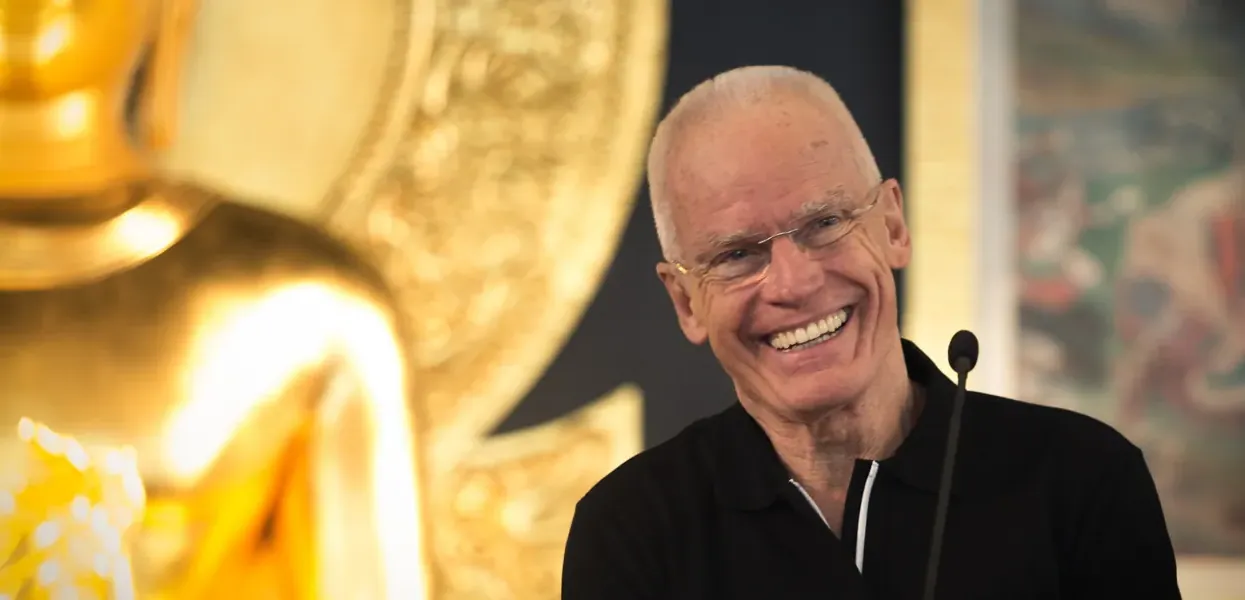 Lama Ole Nydahl, fundador del budismo Camino del Diamante, sonriendo durante una enseñanza
