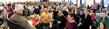 Lama Ole Nydahl enseñando meditación a un grupo grande de practicantes
