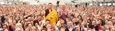 Karmapa Thaye Dorje junto a la sangha del Camino del Diamante en un curso internacional